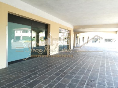 Foto Negozio in Piazza Europa, Corsico di 263 m² con 1 locali in vendita