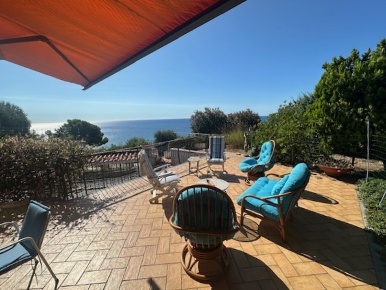 Foto Villa unifamiliare a Andora Marina Di Andora di 150 m² con 8 locali