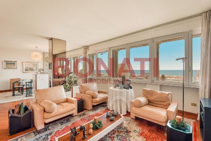 Foto Villa unifamiliare in Viale Giosuè Carducci 37, Viareggio Lungomare