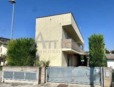 Foto Villa singola in Via Mario Malfatto 46, Rovigo Rovigo Est di 130 m²