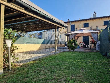 Foto Villa bifamiliare in Via della Santissima Annunziata, Lucca di 110 m²