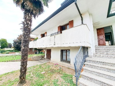 Foto Villa singola a Costa di Rovigo Centro Storico di 380 m² con 15 locali