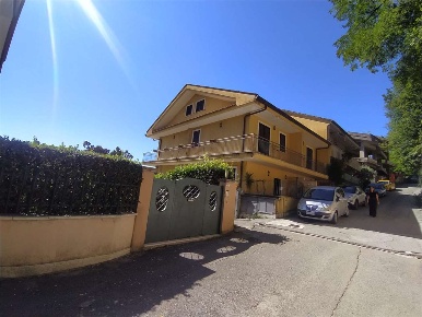 Foto Villa bifamiliare a Frosinone di 200 m² con 5 locali in vendita