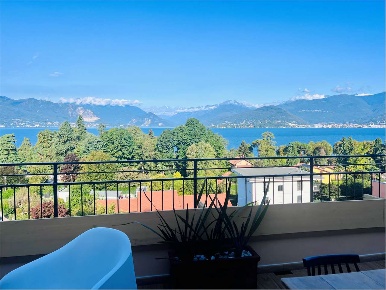 Foto Appartamento a Laveno-Mombello di 100 m² con 4 locali in affitto