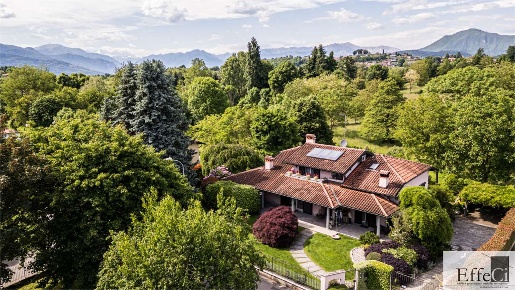 Foto Villa unifamiliare in Via Cavour 17, Brebbia Centro di 290 m²