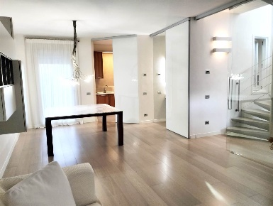 Foto Appartamento a Desenzano del Garda Rivoltella di 200 m² con 4 locali