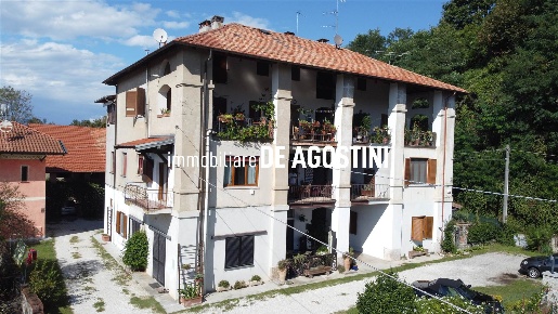 Foto Appartamento a Taino Centro di 140 m² con 5 locali in vendita