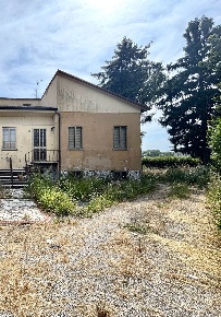 Foto Villa bifamiliare a Roncoferraro di 200 m² con 8 locali in vendita