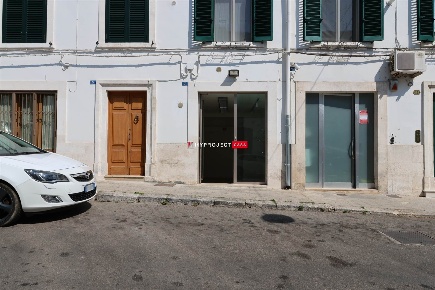 Foto Negozio in Via Francesco Albanese 7, Martina Franca di 30 m²