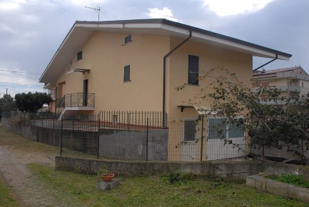 Foto Villa unifamiliare in Via I Maggio, Davoli Marina Di Davoli di 348 m²