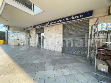 Foto Negozio in Via Dante Alighieri 1c, Quarto di 35 m² con 1 locali