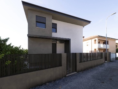 Foto Villa singola in VIA tavagnacco, Udine Ospedale di 183 m² con 5 locali