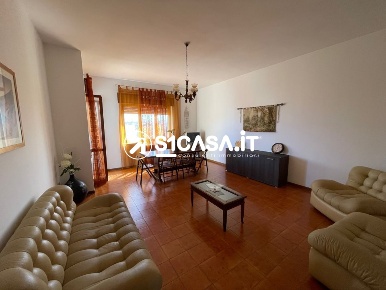Foto Appartamento in Via Paolucci, Galatone Centro di 120 m² con 7 locali