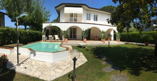 Foto Villa unifamiliare a Forte dei Marmi Caranna di 250 m² con 7 locali