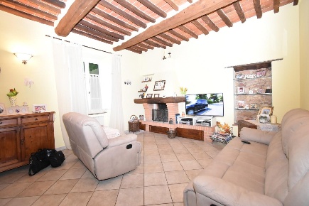 Foto Appartamento a Buti Centro di 100 m² con 4 locali in vendita