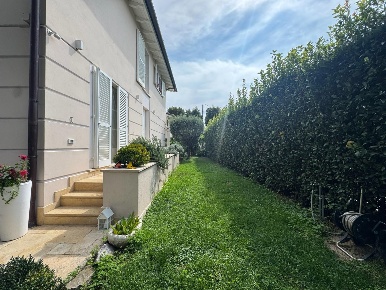 Foto Villa unifamiliare a Pietrasanta di 160 m² con 7 locali in vendita