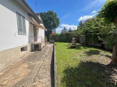Foto Casa indipendente a Terricciola Centro di 110 m² con 8 locali