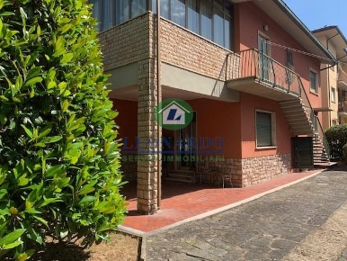 Foto Casa indipendente a Montecatini-Terme di 400 m² con 16 locali