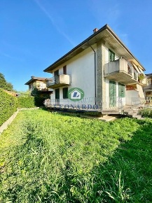 Foto Villa bifamiliare a Buggiano Borgo A Buggiano di 130 m² con 6 locali