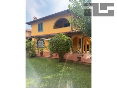 Foto Villa unifamiliare in VIA LORENZO DE MEDICI, Forte dei Marmi di 260 m²