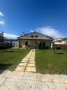 Foto Villa unifamiliare in Via Orsoleto, Rimini Torre Pedrera di 200 m²