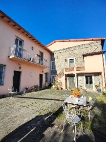 Foto Casa indipendente a Licciana Nardi di 310 m² con 15 locali in vendita