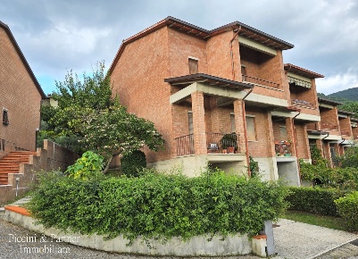Foto Villa a schiera in Via delle Querce 30, Assisi Zona Nuova di 180 m²