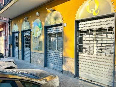 Foto Locale commerciale a Aci Catena Centro di 100 m² con 2 locali