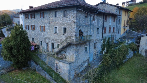 Foto Rustico a Val Brembilla di 120 m² con 6 locali in vendita