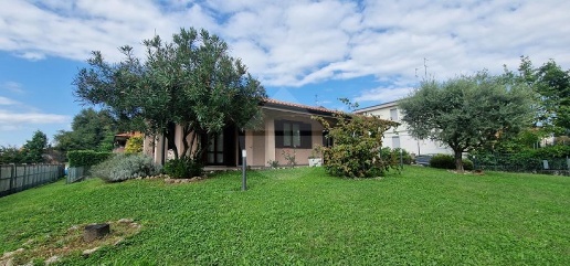 Foto Villa unifamiliare in fara, Macherio Centro di 160 m² con 4 locali