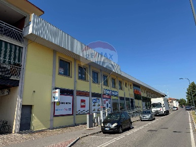 Foto Ufficio in via Ortigara, Treviglio di 1000 m² in vendita