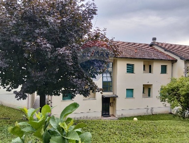 Foto Appartamento in Via Matteotti, Barasso di 69 m² con 2 locali