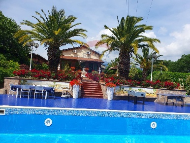 Foto Villa singola in via San Prisco, Manocalzati di 360 m² con 13 locali