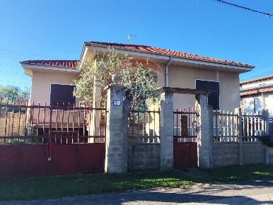 Foto Casa indipendente in Via Monte Rosa, Castellanza di 100 m² in vendita