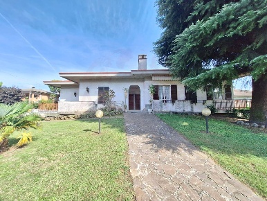 Foto Villa unifamiliare in via Rovato, Castrezzato Centro di 400 m²