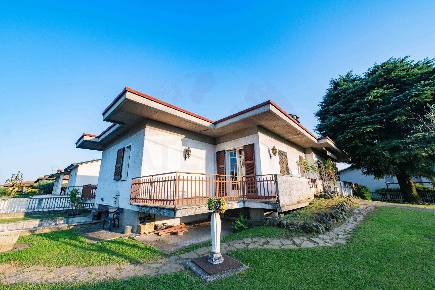 Foto Villa unifamiliare in via F.lli Kennedy, Castrezzato Centro di 400 m²