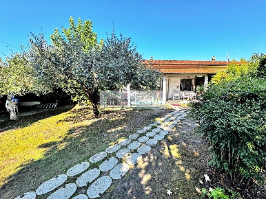 Foto Villa unifamiliare in Via Stipeto, Pietrasanta di 110 m² con 5 locali