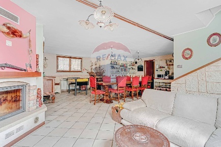 Foto Villa singola in Viale Morandi, Bareggio di 229 m² con 7 locali