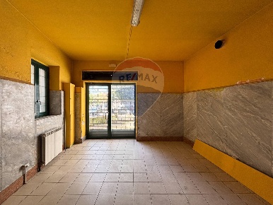 Foto Negozio in Via Verdi, Gazzada Schianno Centro di 75 m² con 2 locali