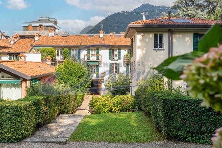 Foto Appartamento in via Borgovico Nuova, Como di 145 m² con 5 locali