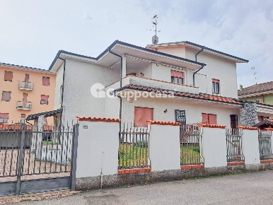 Foto Appartamento in Via XXIV Maggio, Magenta Centro di 145 m² con 3 locali