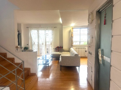 Foto Villa unifamiliare a Prato di 200 m² con 5 locali in vendita