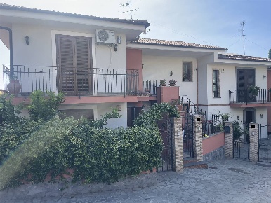 Foto Appartamento a Trecastagni di 85 m² con 3 locali in vendita
