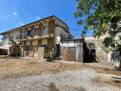 Foto Rustico in Via Baldassarre Castiglioni, Volta Mantovana Foresto