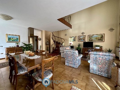 Foto Villa bifamiliare a Maserà di Padova Centro di 227 m² con 6 locali