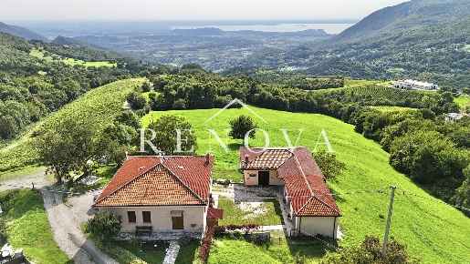 Foto Rustico a Caprino Veronese Spiazzi di 442 m² con 10 locali in vendita