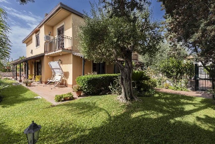 Foto Villa unifamiliare in Via Duca Degli Abruzzi  205, di 224 m²