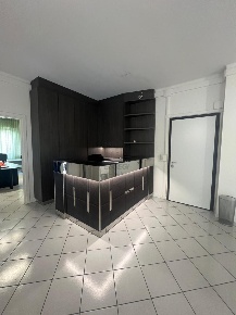 Foto Ufficio in Viale Castruccio Castracani 395, Lucca Arancio di 210 m²