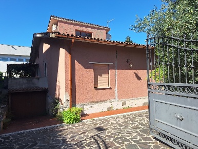 Foto Villa unifamiliare in Via Giotto 9, Morlupo Centro di 150 m²