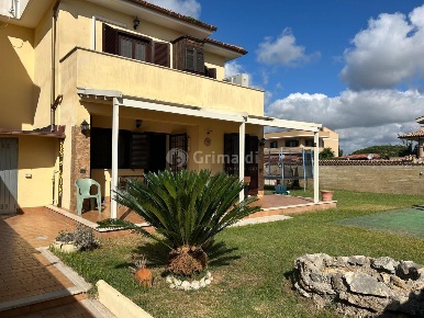 Foto Villa bifamiliare in Via Lago di Carezza 13, Nettuno di 130 m²